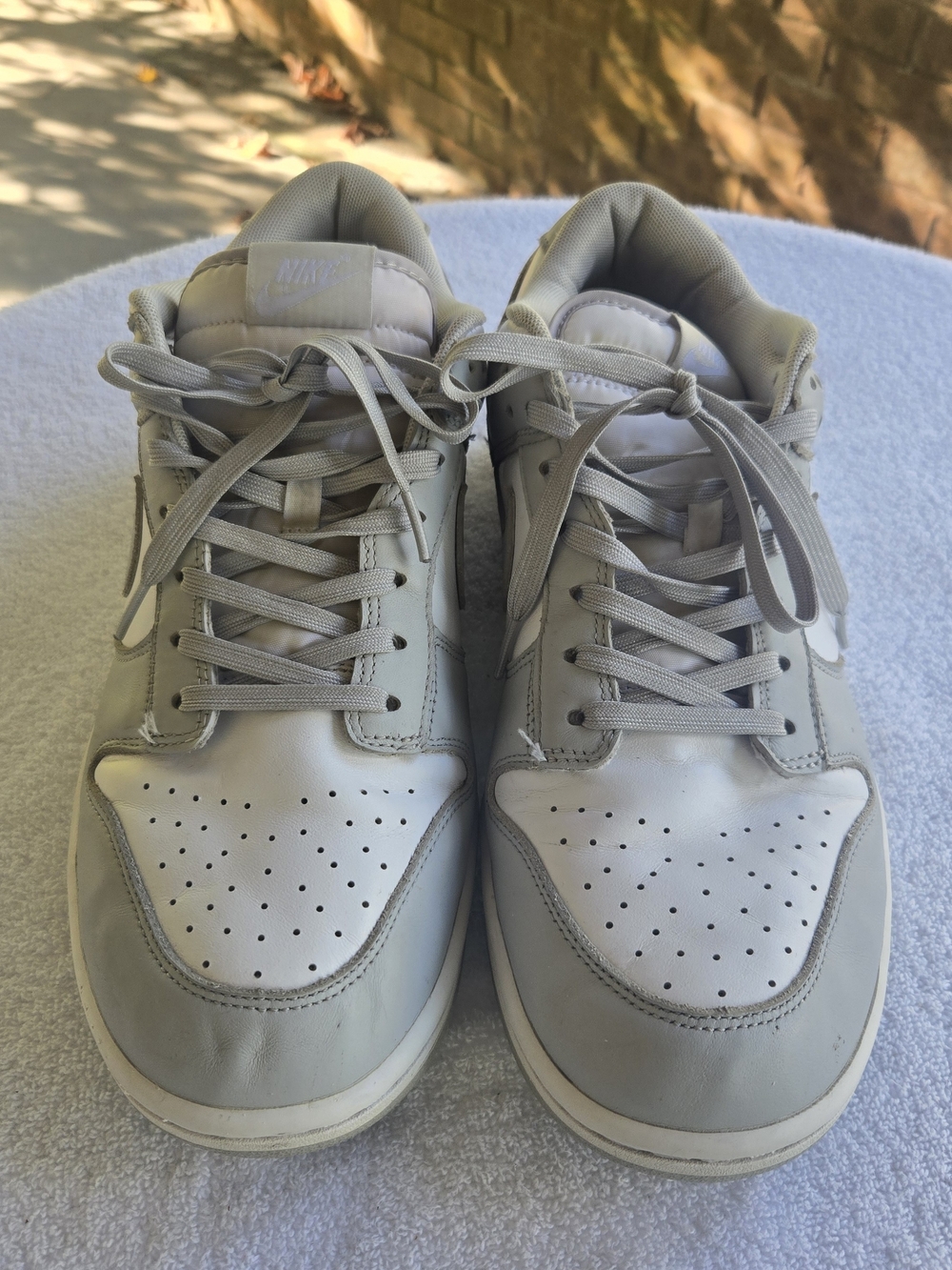 Nike Men's Low-Top Sneakers in Light Gray and White